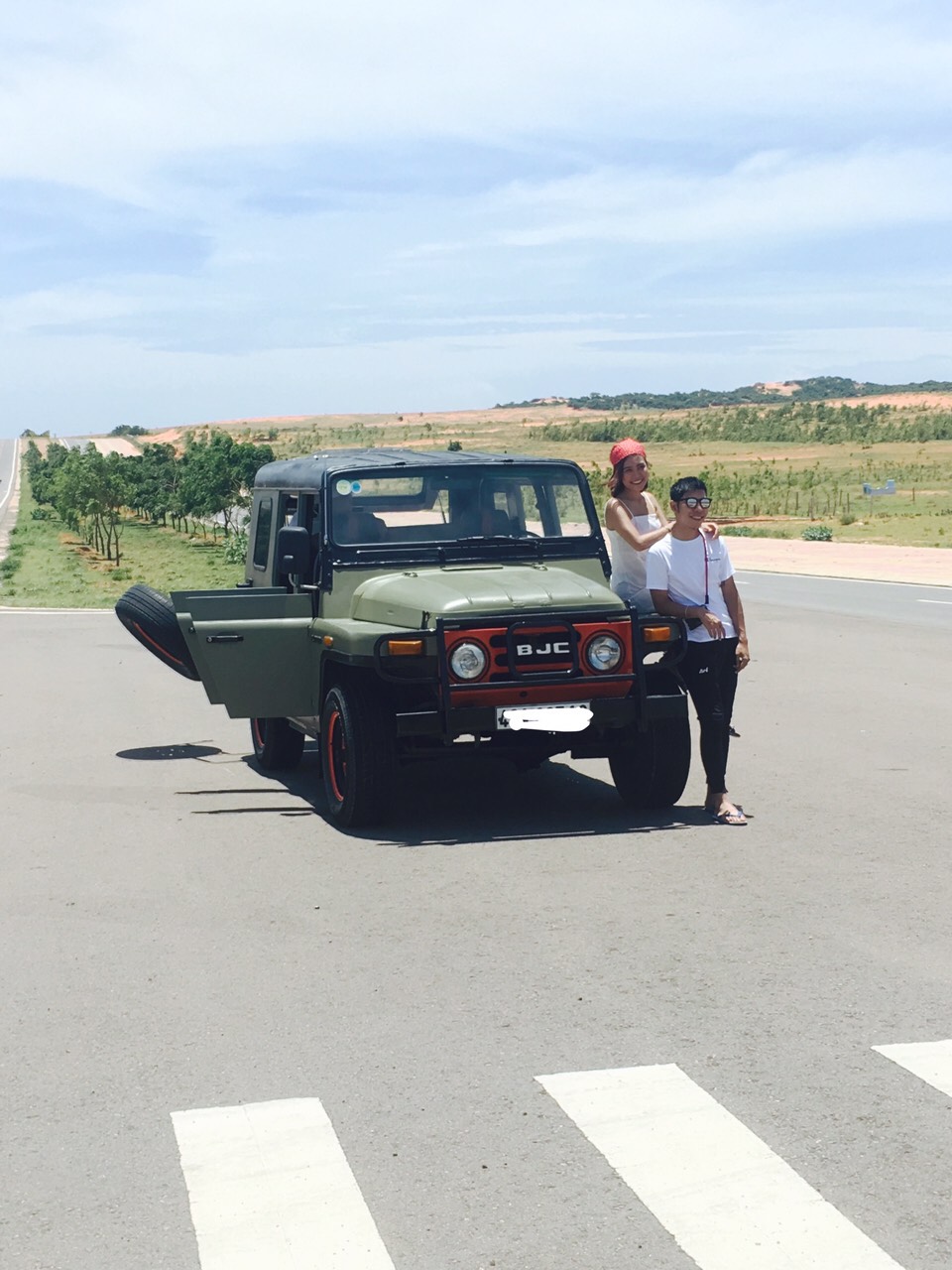  Thuê Xe Jeep Chạy Trên Đồi Cát Trắng Mũi Né