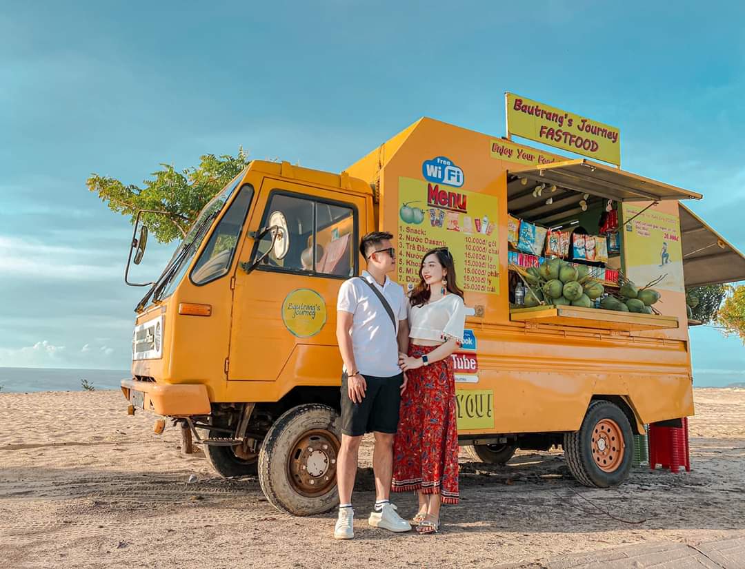 Tham quan Mũi Né: Bàu Cát Trắng - Lâu đài Rượu Vang - Check in Xe nước màu vàng